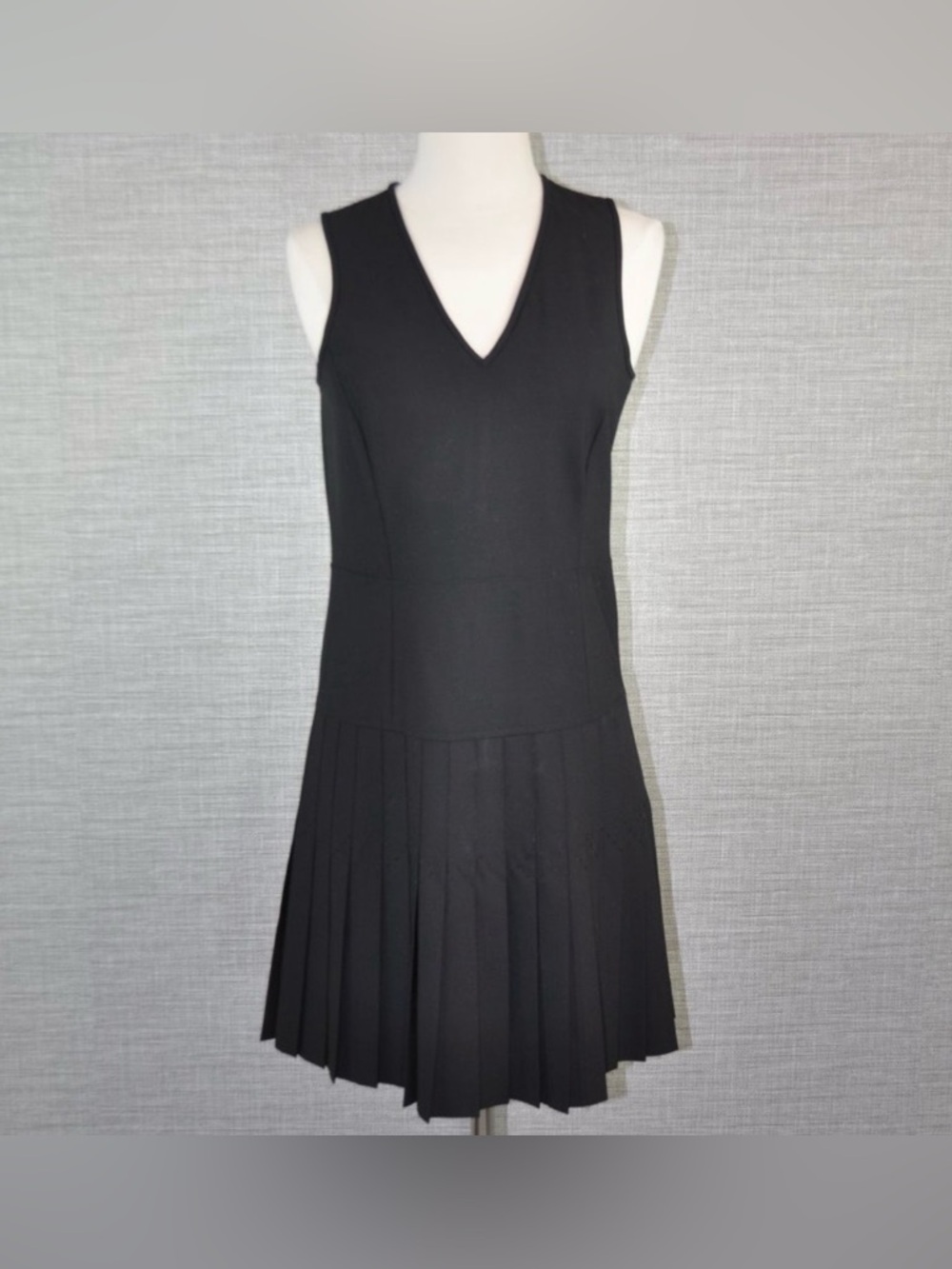 NWOT Theory Black V-Neck Sleeveless wool  Dress